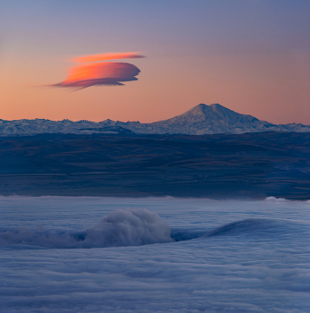 А внизу пасмурно / Рассвет над нижним ярусом облаков с видом на Эльбрус