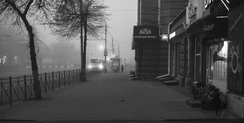 В ноябрьских туманах... / Утренний город**