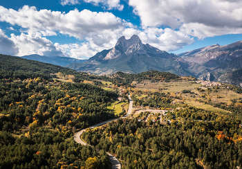 Дорога в горы / Национальный парк в Каталонии. Вдали - вершина горы Педрафорка. Осень 2021.