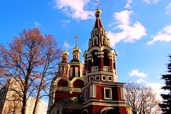 Храм в Тропарёве- Архангела Михаила / Принадлежал Новодевичьему монастырю в конце 17-века - когда и был построен.