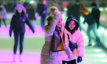 На катке в лицах / ВДНХ