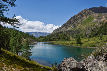 Куектонарское озеро / Горный Алтай. Куектонарское озеро. День выдался очень жаркий. Хоть тропа и вилась в тени густых лиственниц, но по прибытии на берег горного озера захотелось искупаться. Ледяная вода буквально обжигала нагретое за день тело... Боже ж, как приятно было выйти и почувствовать прилив сил, ощущения незабываемые...