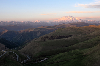 Рассвет в горах / Майское утро с видом на Эльбрус и аул Кичи-Балык.