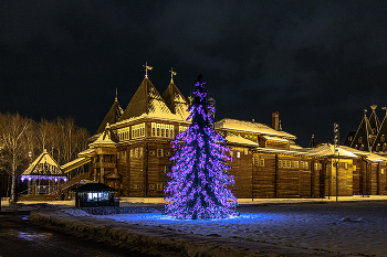 Елка у дворца Алексея Михайловича в Коломенском / Зима, вечер, загораются огни на новогодней елке.