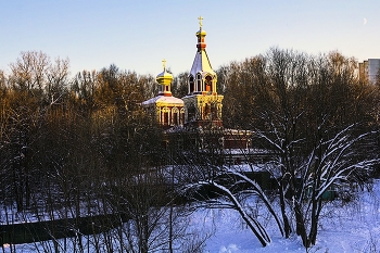 В вечернем свете. / Храм великомученицы Параскевы Пятницы в Качалове. Бутово. Москва.