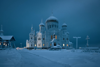 Зимнее утро монастыря / В эту ночь стоял хороший мороз.