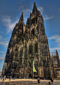 Кёльн ДОМ / Кёльнский собор (нем. Kölner Dom) — римско-католический готический собор в городе Кёльне. Занимает третье место в списке самых высоких церквей мира и внесён в список объектов Всемирного культурного наследия.
Строительство главного храма Кёльнской архиепископии велось в два приёма — в 1248—1437 и в 1842—1880 годах. По окончании строительства 157-метровый собор на четыре года стал самым высоким зданием мира.