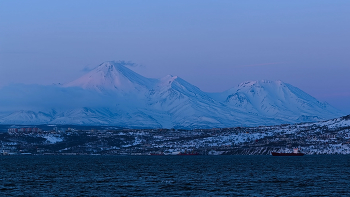 Авача дымит.. / Зимний вечер на Камчатке..........синий час. Снимок сделан с судна.