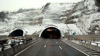 Перед въездом в заснеженный тоннель / Перед въездом в заснеженный тоннель