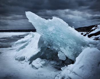 Взрывая небо (2-й вариант) / Несколько дней назад выкладывала это фото, но в другом исполнении. Снимок получил рекомендации по доработке в части: кадрирования, структуры/цвета и лишних деталей. Указанные недоработки были ликвидированы и вот что получилось. Для сравнения в ссылке даю предыдущий снимок. Хотелось бы узнать мнение фотографов [img]https://c.radikal.ru/c39/2112/5a/5fcaaac4a288.jpg[/img]
