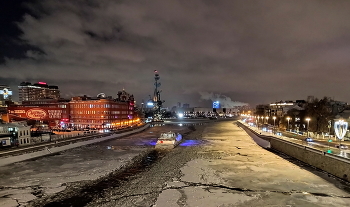 Плывем в Новый Год! / Вид на Москва-реку с Патриаршего моста.