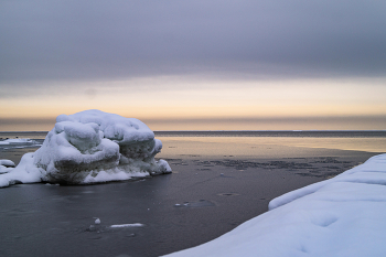 &nbsp; / одинокая глыба в море