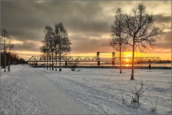 Полдень в Архангельске в зимние дни. / Архангельск. Набережная Северной Двины в районе ж/д моста.
