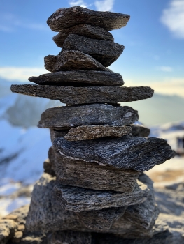 Stones / Stones stack at the Kedarkantha Peak