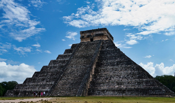 Пирамида Кукулькана / Мексика, полуостров Юкатан. Храм в городе майя Чичен-Ица