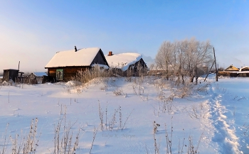Брошенный дом / Заброшенный дом Уныло и тихо в заброшенном доме Скрипят половицы и воздух сырой. Когда-то и здесь всюду дети играли, Жизнь клокотала, был воздух другой. Давно дом покинут, деревня угасла, Разъехались люди в другие места. Лишь избы пустые, где окон глазницы, В безмолвье унылом глядят в никуда. Автор: AleksK