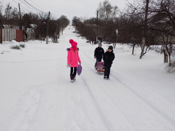 Из школы домой... / Улица в снегу, школьники
