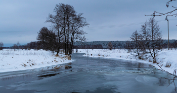 Замерзает река. / ...