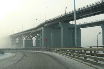 Мост Николаевский / Автомобильный мост через Енисей в тумане сером