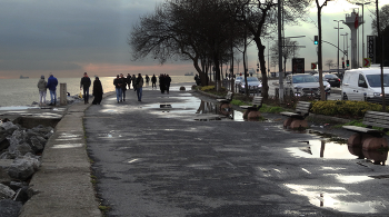 Кругом вода / Вид на Мраморное море с набережной Стамбула в январе