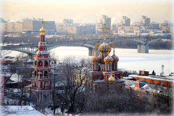 Нижегородская доминанта / Церковь Собора Пресвятой Богородицы, более известная как Рожде́ственская или Стро́гановская — действующая православная церковь, расположенная на Рождественской улице Нижнего Новгорода. Построена в 1696—1719 годах на средства купца Григория Дмитриевича Строганова. Является одним из лучших образцов строгановского стиля, имеет статус памятника архитектуры федерального значения (Википедия)