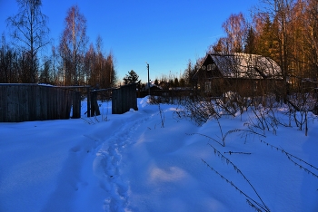 "Когда бледнеет день и сумрак задымится ..." / "Когда бледнеет день и сумрак задымится,
 И молча на поля за тенью тень ложится,
 В последнем зареве сгорающего дня
 Есть сладость тайная и прелесть для меня,
 Люблю тогда один, без цели, тихим шагом,
 Бродить ..."
 П.Вяземский