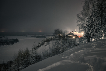 Ночь над Колвой / Темная январская ночь похрустывая морозом опустилась на старый городок.