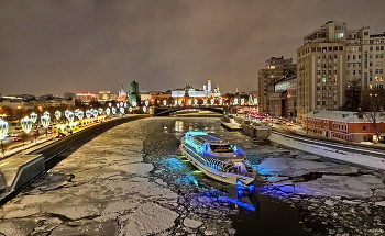Новогодний корабль / Зимнее судоходство стало обыденным делом для Москвы.