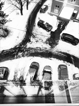 Во дворе. / В комнате темно,
В комнате беда, -
Кончилось вино,
Кончилась еда,
Кончилась вода,
Вдруг на этаже,
Отчего ж тогда
Весело душе? (Николай Рубцов)