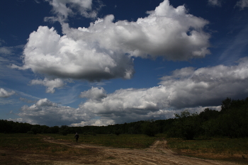 Июнь под облаками. / По дороге с облаками в тёплый июнь.