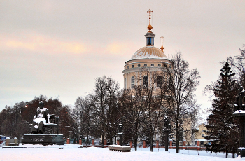 Лесков и его книжные герои / Памятник Лескову и его книжным героям на фоне собора Михаила Архангела в Орле