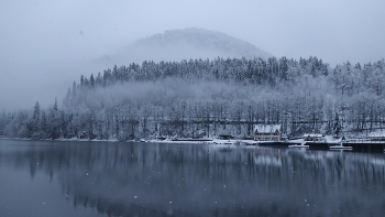 Зимнее озеро. / Рица.