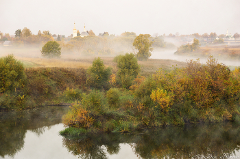 Туманное осеннее утро на Нерли. / В дни октябрьского полнолуния.
Нерль, Кидекша, Новоселка Нерльская, Владимирская область.