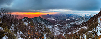 Морозный рассвет 1 февраля / Вид со склона горы Бештау на гору Машук и лежащий у его подножия город Пятигорск.