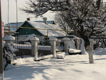 После обильного снегопада... / Оделось в шубу белую село