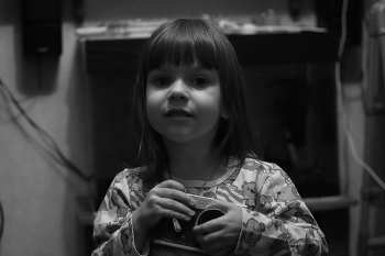 дочь с фотоапаратом / Я заметил что когда снимаешь в домашней обстановке без постановы, то в цвете фотографии выглядят так себе, но стоит перевести в Ч.Б. то ситуация меняется. Может где то в фокус не попал, но это нормально т.к. снимал на мануальную оптику Индустар-61, детей снимать на такую оптику еще тот труд
Canon eos m50
выдержка 1/80s
диафрагма f2.8
ISO 1250
объектив Индустар-61