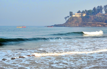 Море притягивает / Море немного волнуется, притягивает теплотой