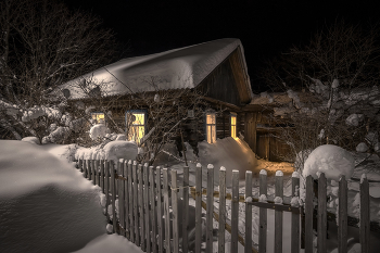 Старый домик в Покче / К середине зимы с трескучим морозом старый деревянный домик заметно погрузился в снег. Только теплый свет окошек напоминал о домашнем уюте, рождественских пирогах и доброй хозяйке.