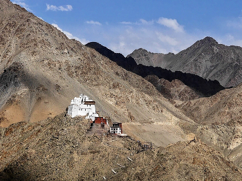 Тибетский монастырь / Намгьял Цемо Гомпа, 14 век.
Гималаи, высота 4000 м