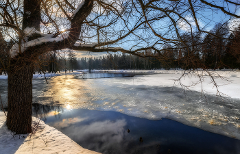 Весны дыхание / Зима собирает вещи
В большой чемодан дорожный,
Река по порогам плещет,
Точа рыхлый лёд осторожно.

Зима уходить не хочет,
Сосульками тихо плачет,
Но вот её бег закончен,
Мы вслед пожелаем удачи!

Весны уж дыханье слышно,
И завтра она ворвётся,
По сонным деревьям, по крышам
С улыбкою разольётся.

А нынче с тоской душевной
Мы машем зиме вдогонку.
Ты к нам возвратись, непременно,
Такой же весёлой девчонкой!