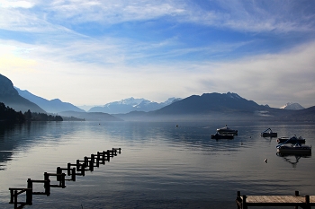 Озеро Анси. Франция / Озеро Анси (фр. Lac d'Annecy) - периальпийское озеро в Верхней Савойе во Франции.