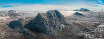 Панорама гор Кавминвод / Зимний вид на горы Пятигорья. На переднем плане гора Развалка, справа горы Железная и Бештау. 
Из фотопроекта «Открывая Ставрополье».