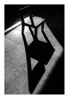 Стульчик / Натюрморт с тенями и рамкой