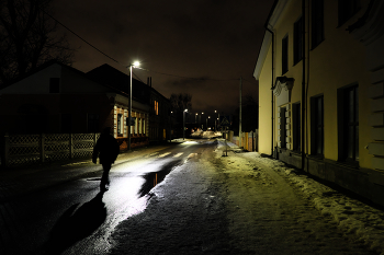Вечерняя улица 2 / Витебск, человек идет по улице вечером.