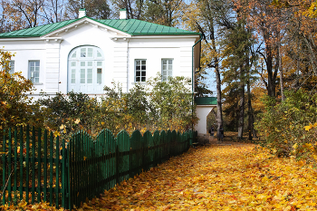 Золотая осень в Ясной поляне / Дом Волконского (фрагмент)