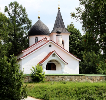 Троицкий храм,деревня БЕХОВО. / Храм построен по проекту художника В.Д.Поленова.Неподалеку ,на деревенском погосте,покоится прах художника.