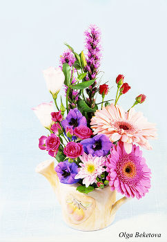 Композиция в лейке / герберы, дельфиниум, розы, эустомы