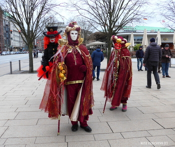 Venezianischer Karneval in Hamburg / https://www.youtube.com/watch?v=mH-ARj0ilTA
https://www.youtube.com/watch?v=f1BgrJNDxTI&amp;list=PLVht4TW8GcgOXiuDo_arAwkNWxBkOtBac&amp;index=6
https://www.youtube.com/watch?v=g-HDOSvJTUo&amp;list=PLVht4TW8GcgOXiuDo_arAwkNWxBkOtBac&amp;index=1