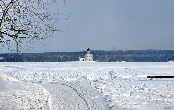 Храм Покрова Пресвятой Богородицы на Нерли. / Церковь Покрова расположена на заливных лугах неподалеку от слияния рек Нерли и Клязьмы.
