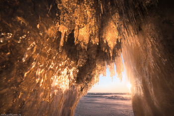 &quot;Восход в ледяном гроте&quot; / Байкал, зима 2022. Снимать восходы в пещерах острова Ольхон лучше на восточном его побережье. Здесь по утрам солнце заглядывает прямо в гроты